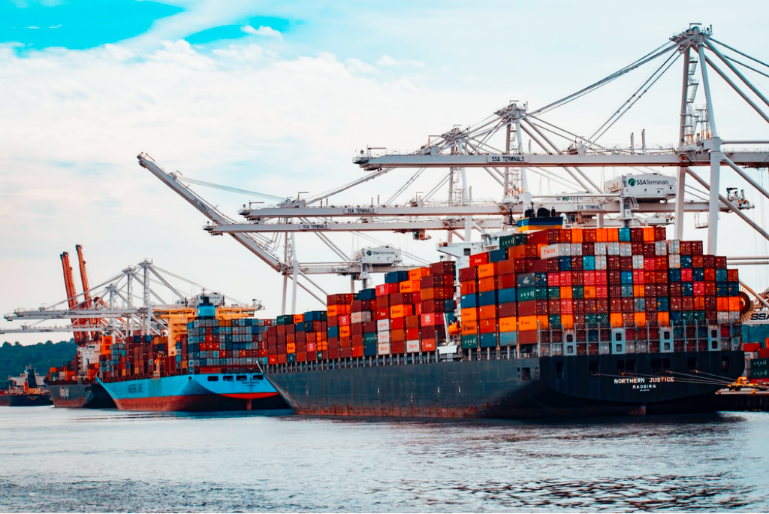 Ships with shipping containers 